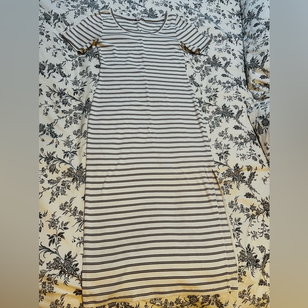 Old Navy Black and White Striped short Sleeve Dress